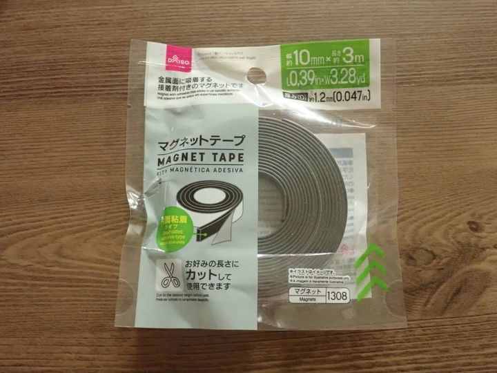 DAISO(ダイソー)：マグネットテープ(幅10mm×長さ3m、片面粘着タイプ)