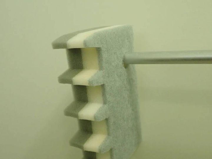 DAISO(ダイソー)：引っ掛けられるバススポンジ