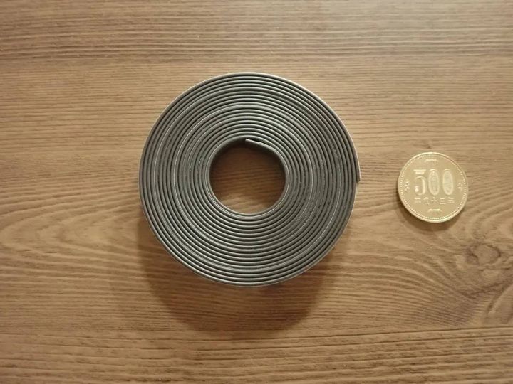 DAISO(ダイソー)：マグネットテープ(幅10mm×長さ3m、片面粘着タイプ)