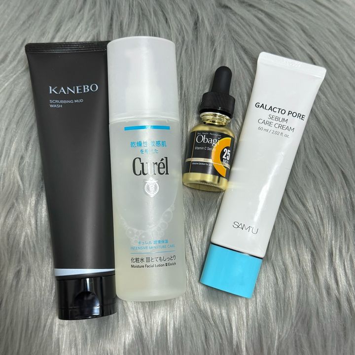 朝晩でラインナップを変える派。定番ドラコスから韓国コスメまで、幅広く網羅！