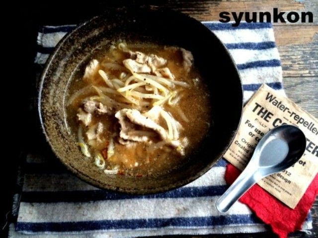 「もやしと豚肉のこくうまごま味噌スープ」レシピ