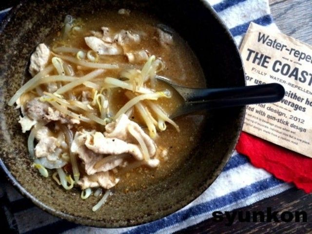 「もやしと豚肉のこくうまごま味噌スープ」レシピ