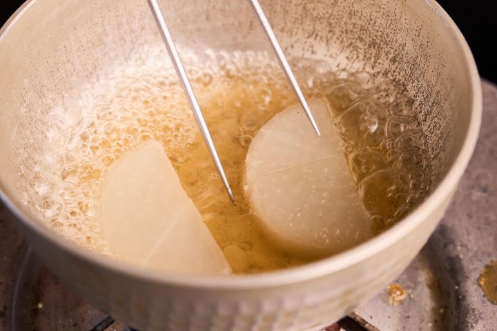 大根に味つけして煮る