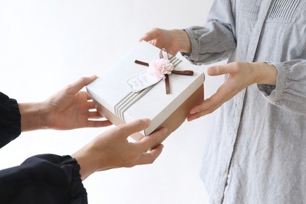 プレゼントを渡す様子