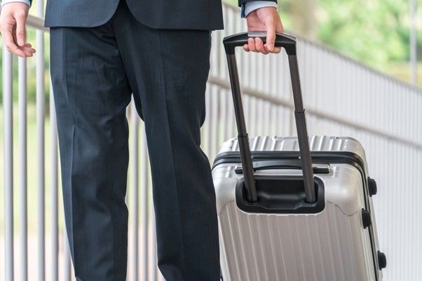 スーツケースを持つ男性