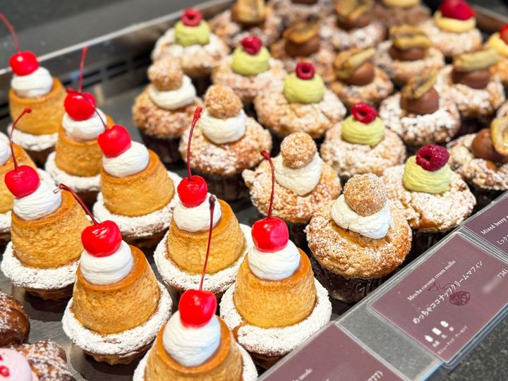 （左から）プリンアラモード777円、めっちゃココナッツクリームマフィン734円、ミックスベリーのピスタチオクリームマフィン680円