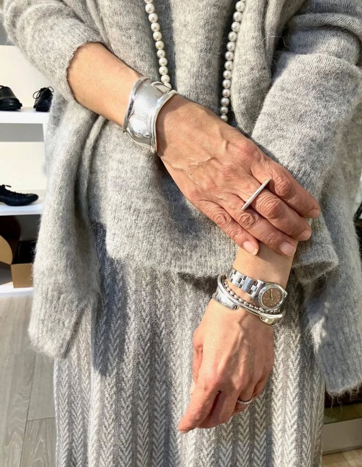 ロレックスの時計に、ボニーポートのボールチェーンブレスレット、ティファニーのバングルには、モニカ・カステリオーニのリングを合わせて。その他はノーブランド。「ベーシックなアイテムやワントーンスタイルにアクセサリーなどでアクセントをプラスするのが好みです」（三好さん）