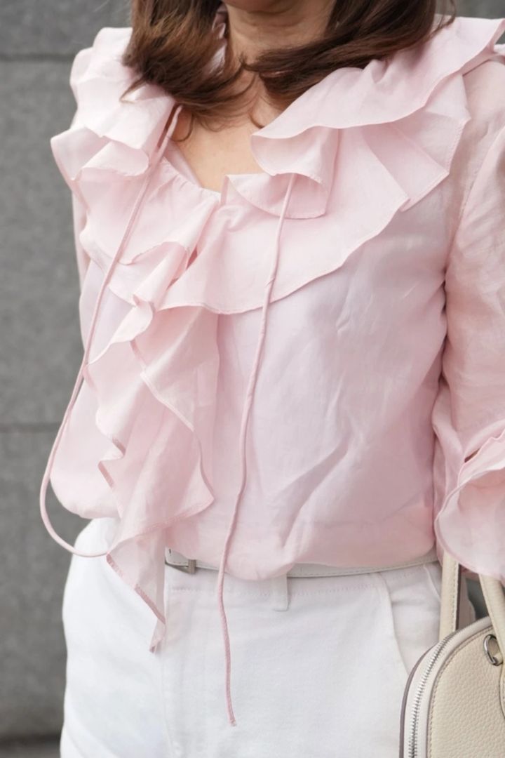 「『ZARA』で購入したピンクのフリルブラウス。主役級のデザインでフェミニンすぎるかとも思ったのですが、スカートなど綺麗めなアイテムはもちろん、リラクシーなデニムにもマッチするのでシーンを選ばず使え、重宝しています」