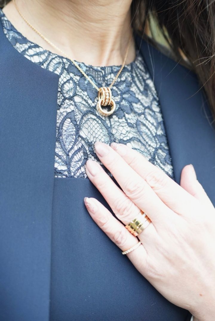 「ゴールドをメインにしたネックレスやリングに、ゴールドがミックスされた腕時計をリンクさせて統一感を意識しました」