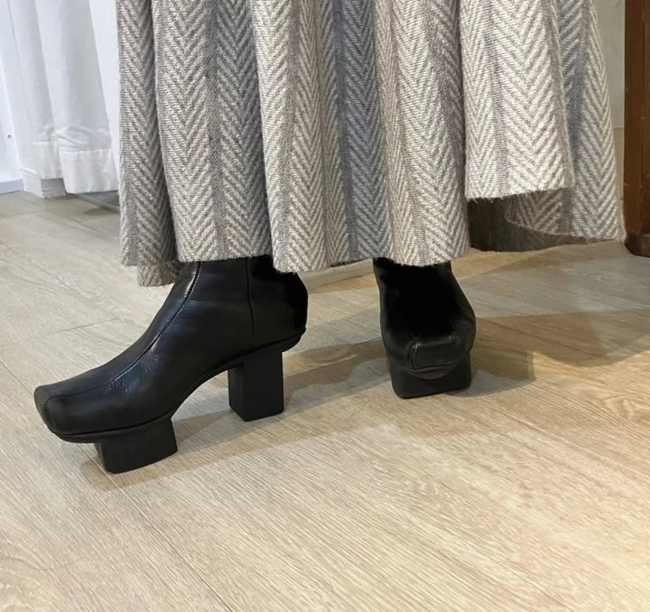 ソールとヒールの形がユニークなブーツは、トリッペン。「シューズはブラックで引き締めてみました」（三好さん）