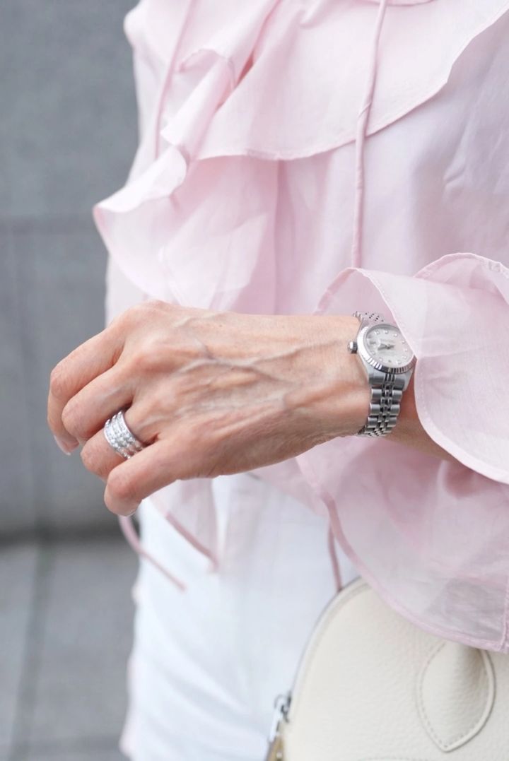 「シルバー色のアクセサリーが好みなので、リングや時計、ネックレスは色味を統一。春の軽快な輝きを放ち」ながらも大人なあ着こなしへとアップデートしています」
