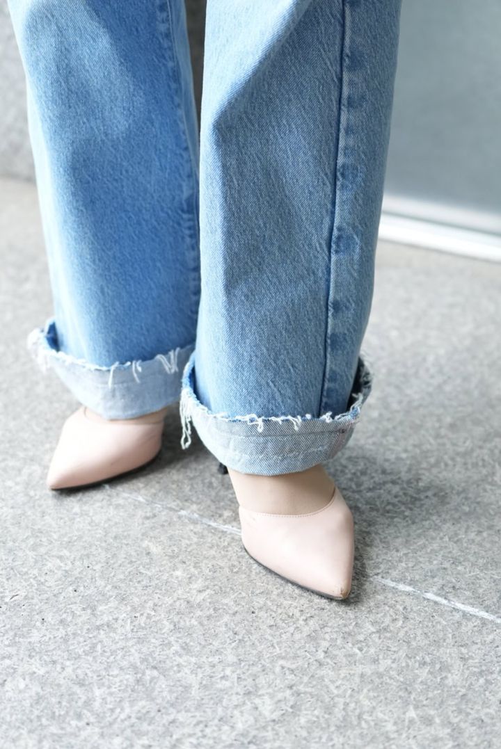 デニムの裾はあえてちょっと折り込み、さりげないアクセントに。デニムのカットオフ部分が、足元でこなれ感をトッピング。