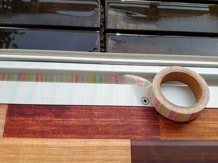 サッシの溝を〈超簡単〉に掃除する裏ワザ。「めっちゃスッキリする！！」「こりゃヤミツキだ♡」