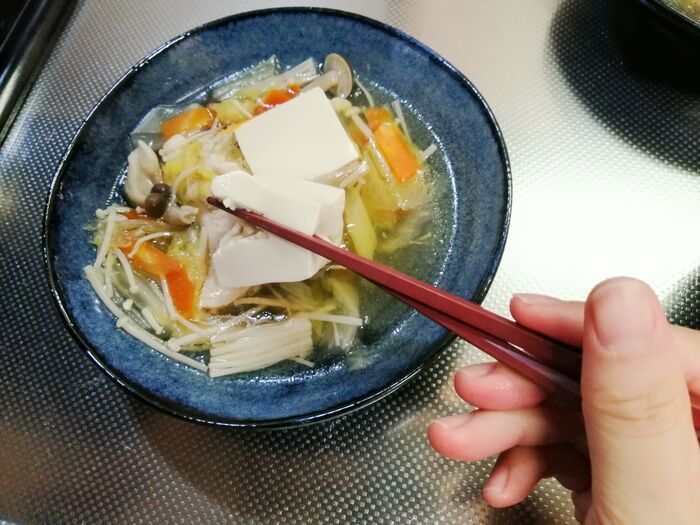 【豆腐の崩れにくい切り方】鍋料理でグチャグチャになりながちな絹ごし豆腐も箸でラクにつかめます♪