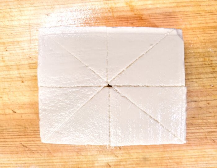 【豆腐の崩れにくい切り方】鍋料理でグチャグチャになりながちな絹ごし豆腐も箸でラクにつかめます♪