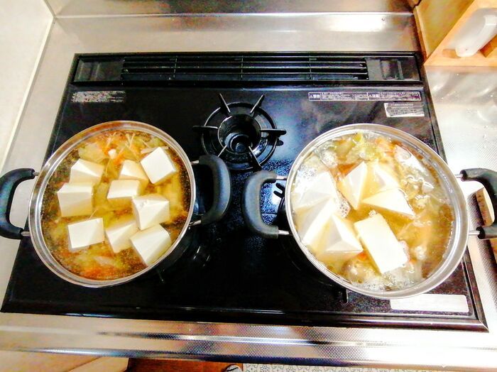 【豆腐の崩れにくい切り方】鍋料理でグチャグチャになりながちな絹ごし豆腐も箸でラクにつかめます♪