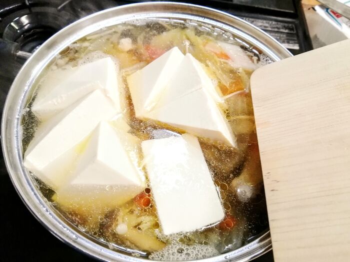 【豆腐の崩れにくい切り方】鍋料理でグチャグチャになりながちな絹ごし豆腐も箸でラクにつかめます♪