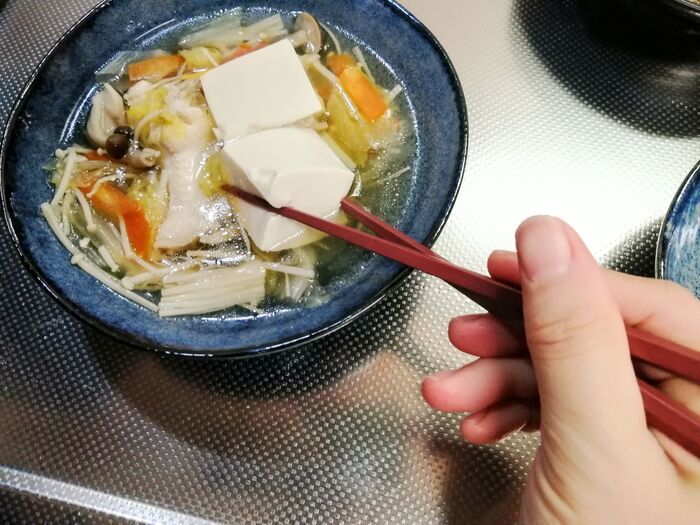 【豆腐の崩れにくい切り方】鍋料理でグチャグチャになりながちな絹ごし豆腐も箸でラクにつかめます♪