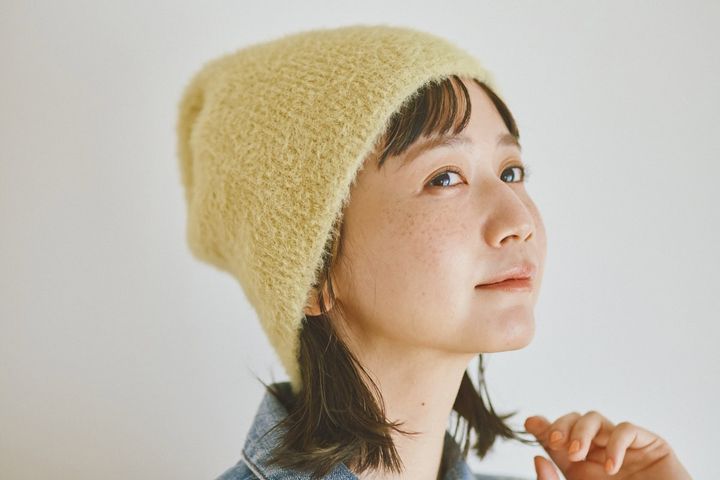 GUのイエローのニット帽をポイントにした春のレイヤードコーデ