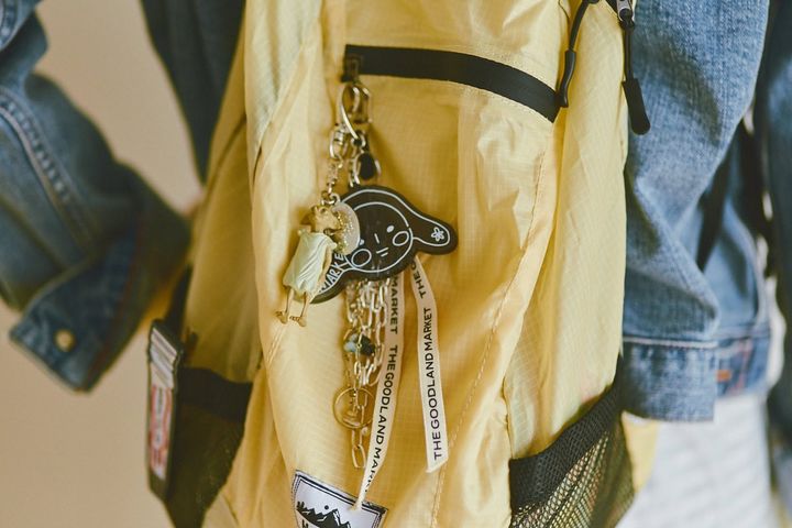 韓国ブランド・ヘイサンのレモンイエローのリュックに自作のチャームをつけたバッグアレンジ