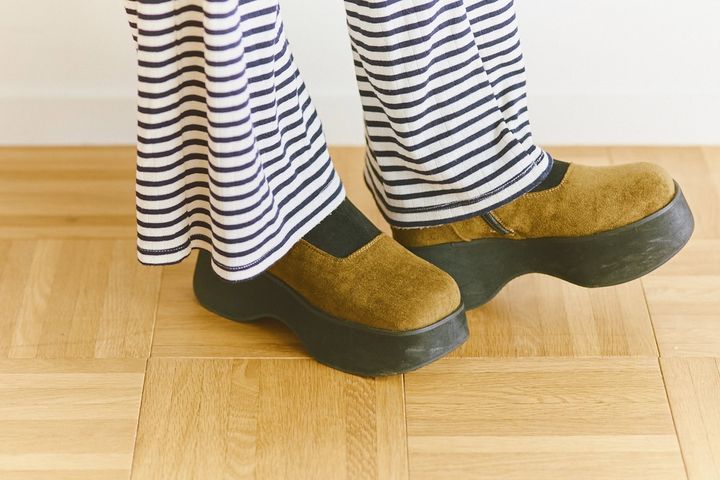 レーススカートとボーダーパンツの重ね着に厚底ブーツを合わせた足もと