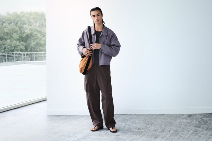 コンパクトな身ごろにゆったりとした袖を組み合わせたコットンブレンドショートブルゾンと、なめらかな素材を生かしたショートブルゾンがラインナップ。どちらも性別を問わずシーズンを通して活躍するアウターに。