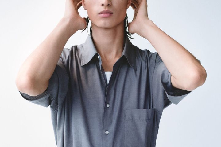 ほのかに透ける、肌に寄り添う素材が快適な着心地を実現。メンズのボクシーシャツは爽やかなコットン 100％素材を使用したリラックスフィット。