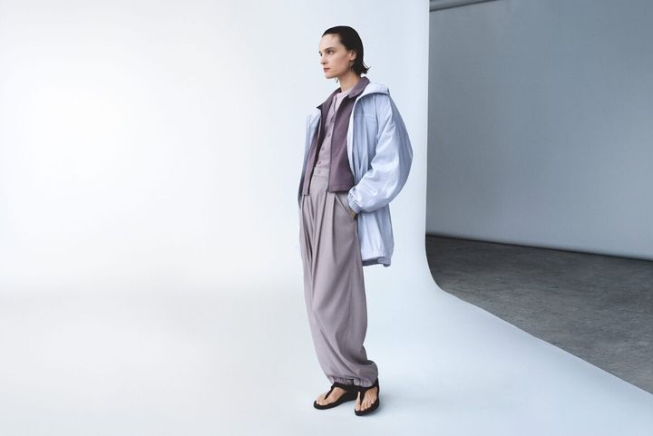 柔らかなシルエットのウィメンズのシアーパーカは撥水・UV カット機能を兼ね備えている。イージーギャザーパンツは空気を含む美しいドレープが特徴となっている。