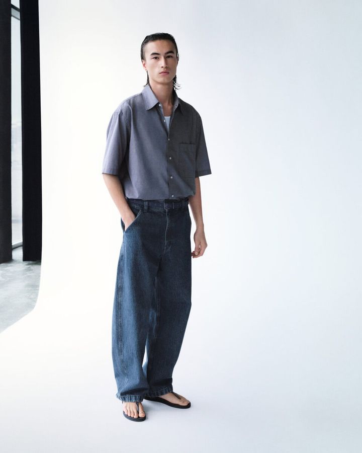 ヴィンテージライクな色合いのジーンズには、メタルアイレット付きのベルトを合わせて、Uniqlo U らしい着こなしに。