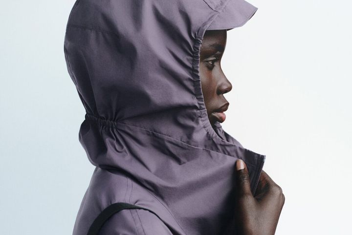 Uniqlo U（ユニクロ ユー）の2026年春夏コレクションが3月20日（金）よりリリースする。2026年春夏コレクションは、エッセンシャルアイテムを再解釈。変化するライフスタイルとともに形を変え、着る人に馴染んでいくワードローブを提案する。