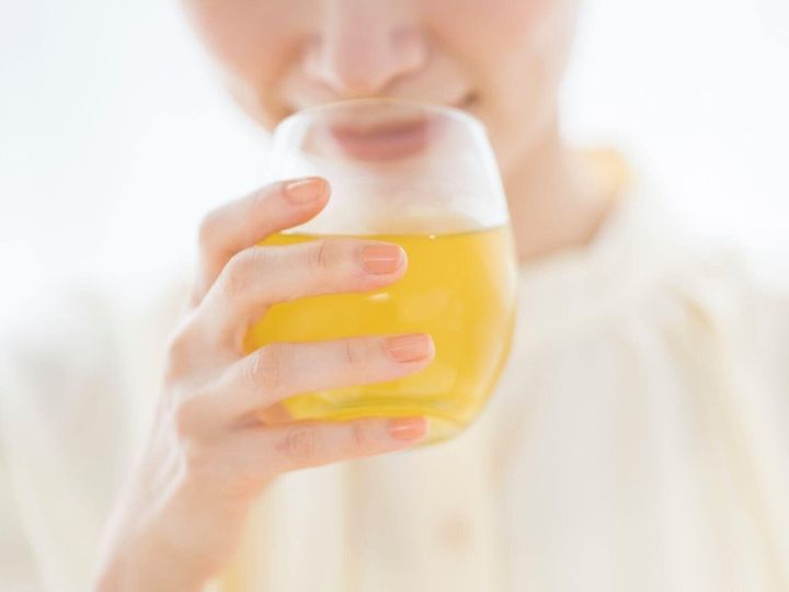 【薬学部教授が解説】採血前の水分補給は、水や糖分のないお茶なら少量であれば問題ありません。ただし、コーヒーやジュース、牛乳などは血糖値や血中濃度に影響を及ぼすため注意が必要です。分かりやすく解説します。（※画像：Shutterstock.com）