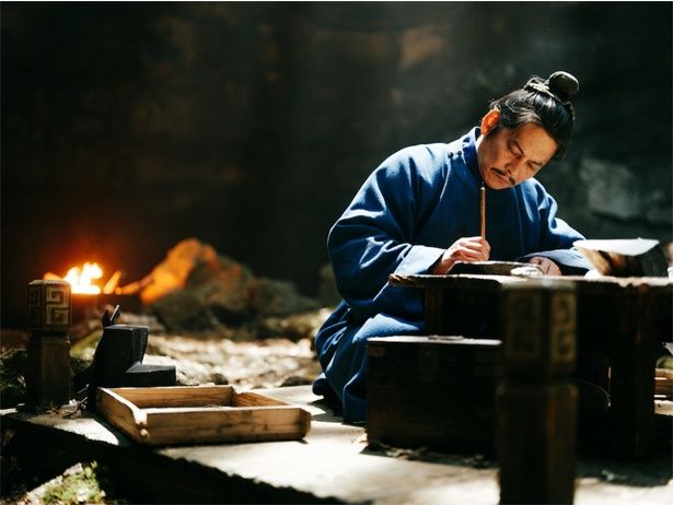 梁山泊の頭領で、信頼で人を動かす宋江を織田が演じる [c]北方謙三/集英社 [c]2026 WOWOW/NTTドコモ