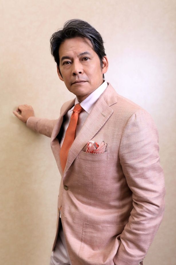 【写真を見る】ヒゲがないのが物足りない!?お茶目な一面も垣間見える、織田裕二の撮り下ろしショット！ 撮影/杉映貴子 ヘアメイク/加藤まり子(MARVEE) スタイリスト/加藤哲也