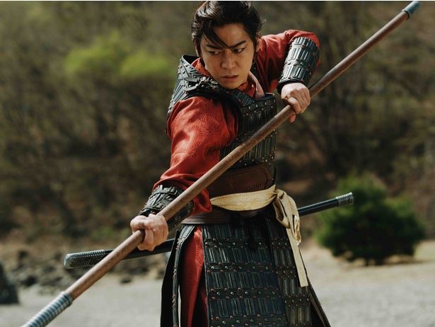 槍術にかけて右に出る者のいない天才武人・林冲を亀梨和也が演じる [c]北方謙三/集英社 [c]2026 WOWOW/NTTドコモ