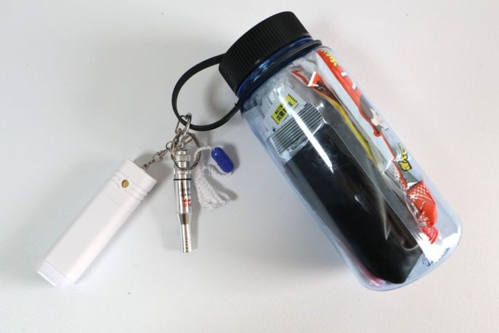 ボトルに防災用品を入れたところ ホイッスルと懐中電灯はすぐ使えるよう外につける