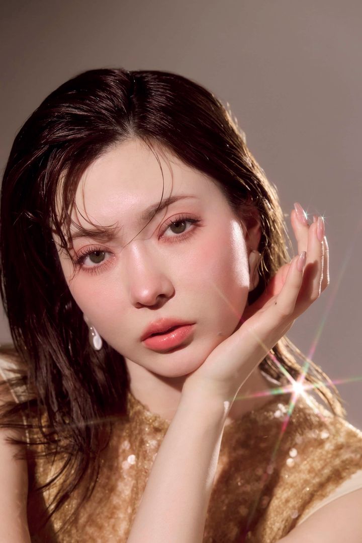 “NOT黒”のアイメイクで光を重ねた印象的な2026年トレンドメイク