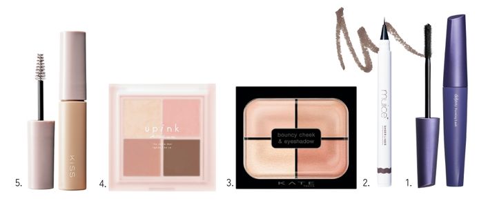 2026年のトレンドメイク、モデル八木アリサがおすすめする愛用アイテム。右から、デジャヴュ フォルミングラッシュKISSME、muice シリライナー 04 、ケイト バウンシーチークシャドウ BE-１、upink シャインオンステージアイパレット 03 、キス うす眉メーカー 03