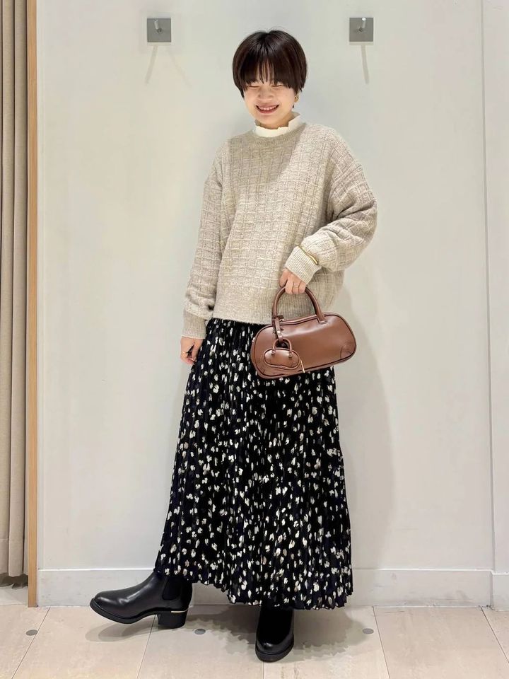 柄入りスカートはブーツと色を揃えて脚長効果を
