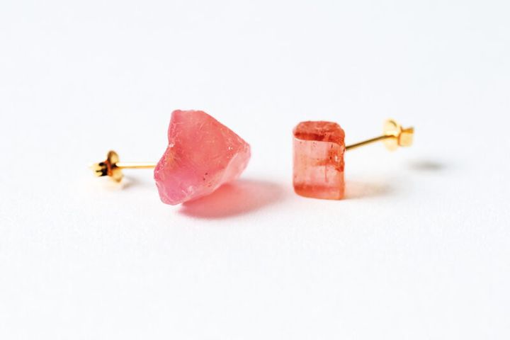インペリアルトパーズピアス（右）¥35,200、ローズクオーツピアス（左）¥33,000／ボロロ