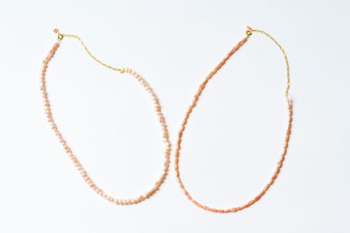天然サンゴネックレス（右）¥17,600、ピンク淡水パールネックレス（左）¥13,200／ミサ