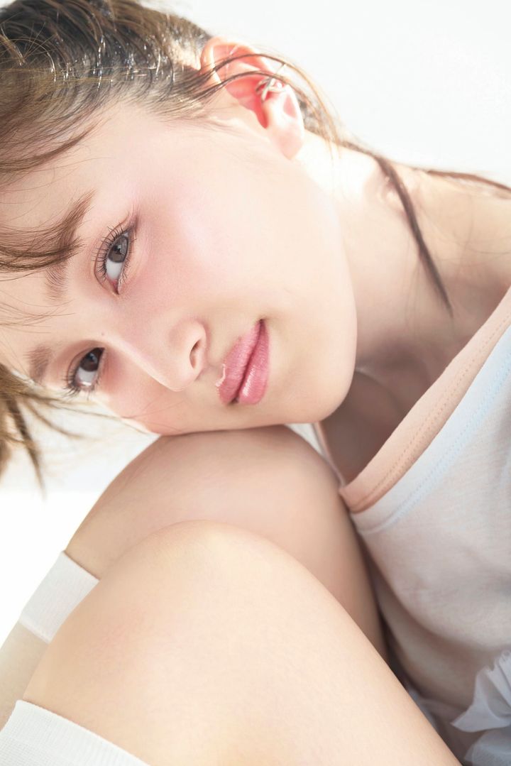 2026年春コスメで「発光ベースメイク」を施した百田夏菜子。