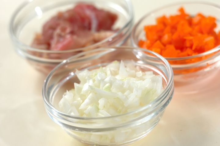 鶏肉のカレースープの下準備1