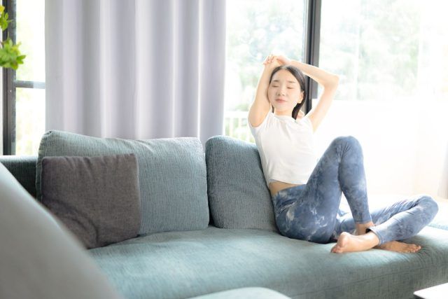 ソファに座る女性