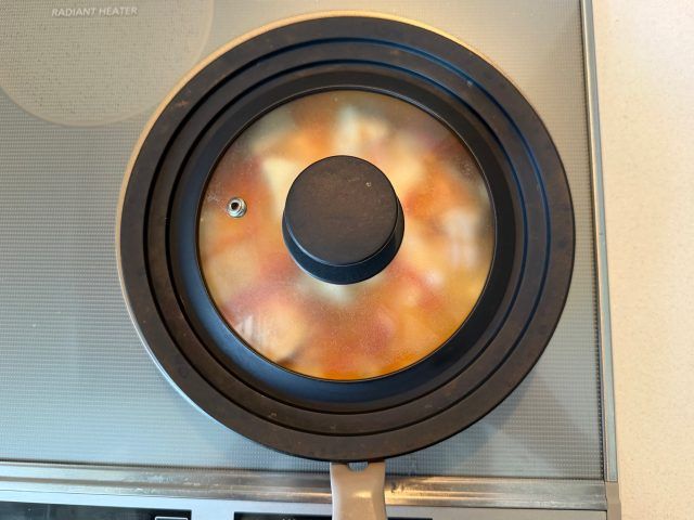 フライパンに蓋をする