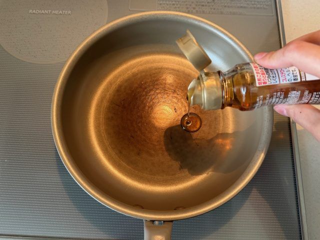 フライパンにごま油をひく