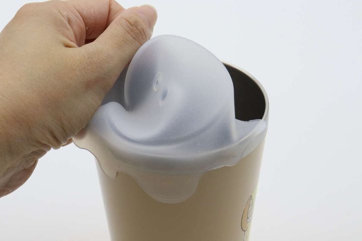 ダイソーのシリコーンカップカバーの取り付け方1