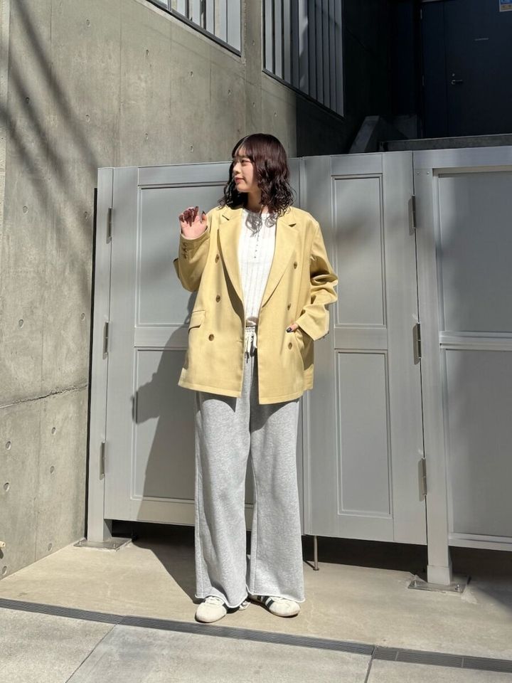 2026春大人女性おすすめグレースウェットパンツ春色ジャケットコーデ