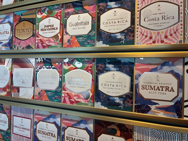 右から2つ目のところにあるのがコスタリカのエデュケーションカード