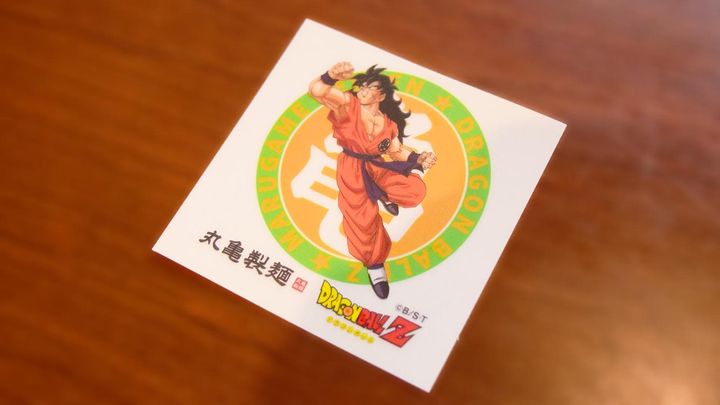 好きなうどん一杯と「仙豆風天ぷら」を購入で「丸亀製麺ドラゴンボールZ オリジナルクリアステッカー」をプレゼント。