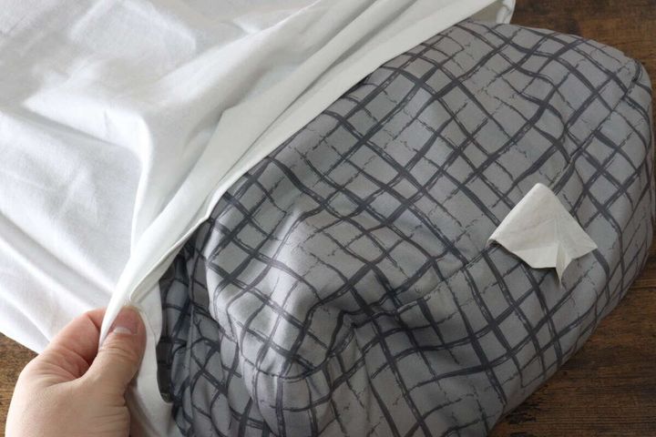 ダイソーの枕カバー（綿100％、オフ）を枕にセットする